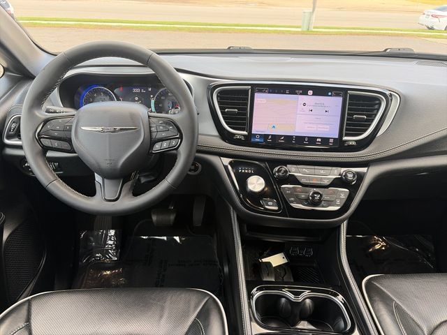 Used 2025 Chrysler Pacifica Limited FWD image 33