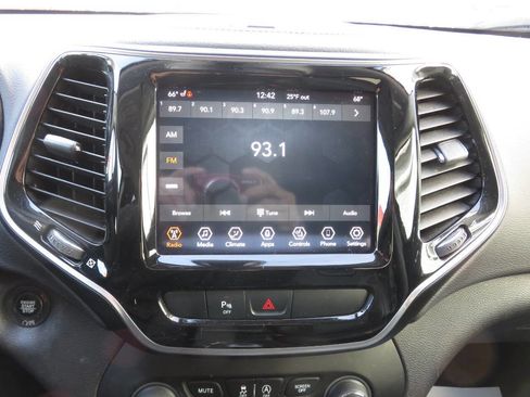 Used 2019 Jeep Cherokee Limited image 18