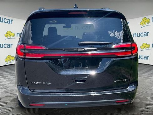 Used 2025 Chrysler Pacifica Limited FWD image 3