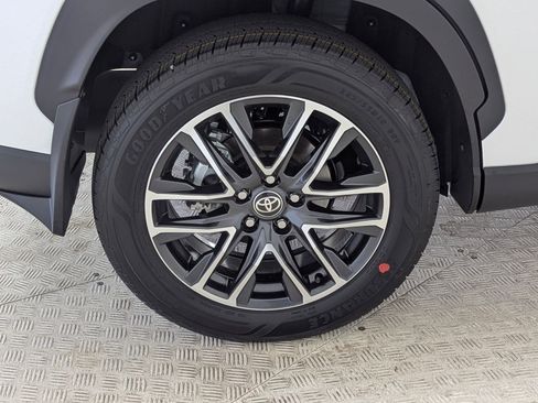 Used 2026 Toyota Corolla Cross XLE image 12