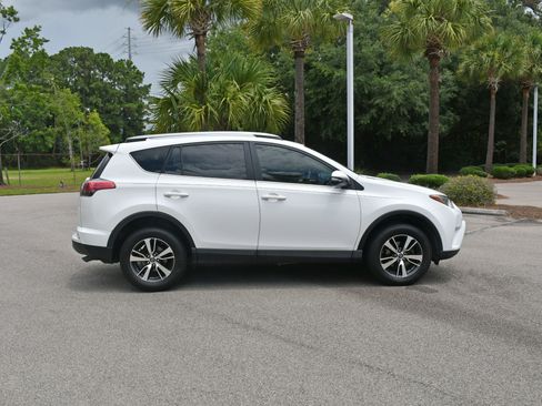 Used 2018 Toyota RAV4 XLE FWD image 2