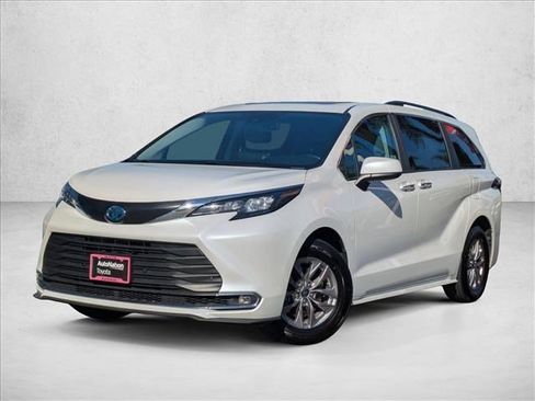 Used 2024 Toyota Sienna XLE image 1