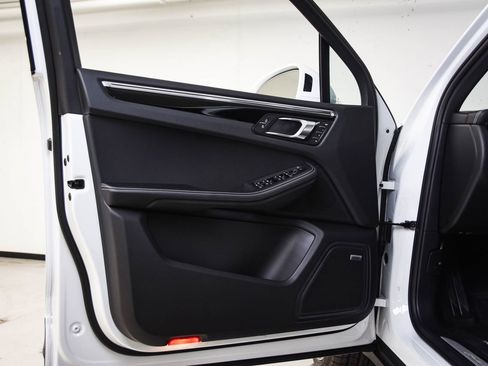 Certified 2026 Porsche Macan S AWD/4WD image 23