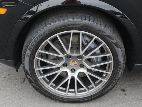 Used 2022 Porsche Cayenne Platinum Edition image 30