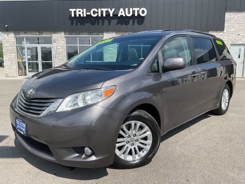 Used 2012 Toyota Sienna XLE FWD image 1