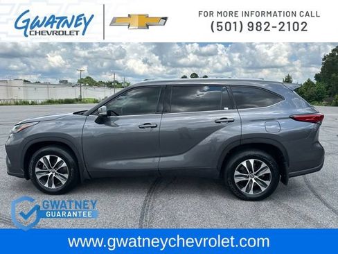 Used 2022 Toyota Highlander XLE AWD/4WD image 8