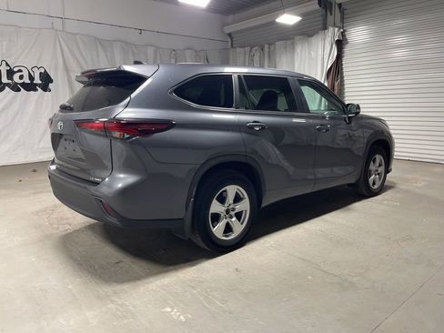 Used 2024 Toyota Highlander XLE image 7