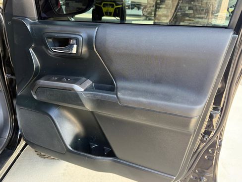 Used 2017 Toyota Tacoma TRD Off-Road w/ Tow Package image 10