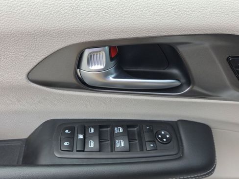 Used 2024 Chrysler Pacifica Touring-L FWD image 22