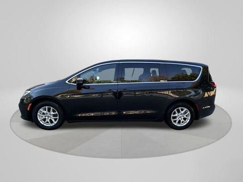Certified 2023 Chrysler Pacifica Touring-L FWD image 4
