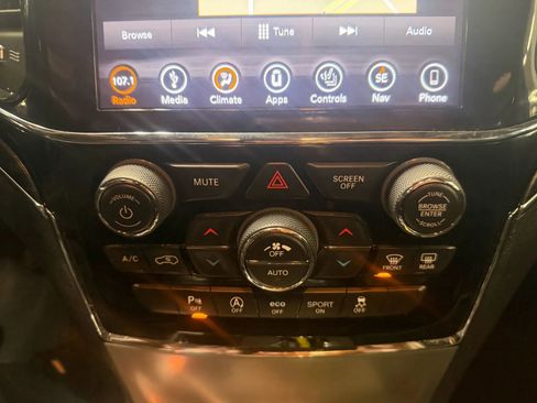 Used 2019 Jeep Grand Cherokee Limited image 18