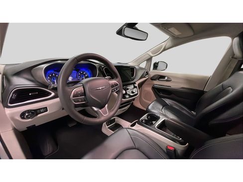Used 2024 Chrysler Pacifica Touring-L image 10