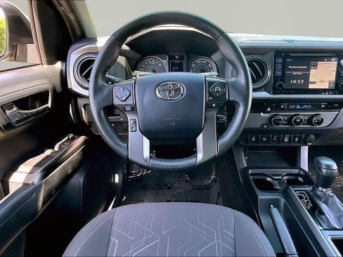 Used 2017 Toyota Tacoma TRD Sport w/ Premium & Technology Package RWD image 9
