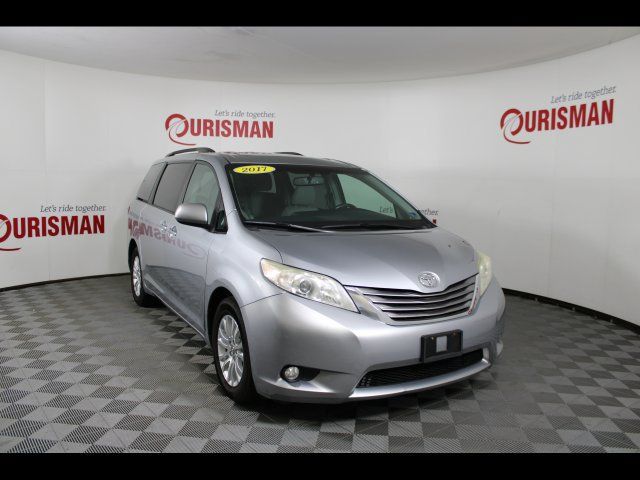 Used 2017 Toyota Sienna XLE w/ XLE Navigation Package FWD image 12