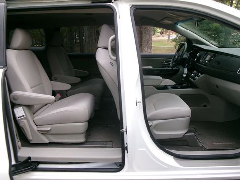 Used 2018 Kia Sedona L image 22