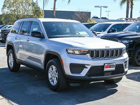New 2025 Jeep Grand Cherokee Laredo image 3