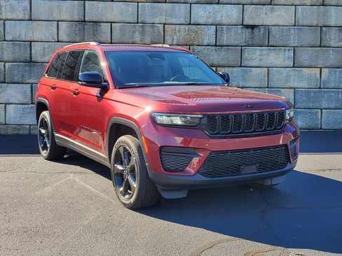 Used 2023 Jeep Grand Cherokee Altitude AWD/4WD image 7