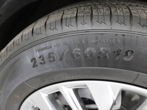 Used 2025 Cadillac XT4 Premium Luxury image 39