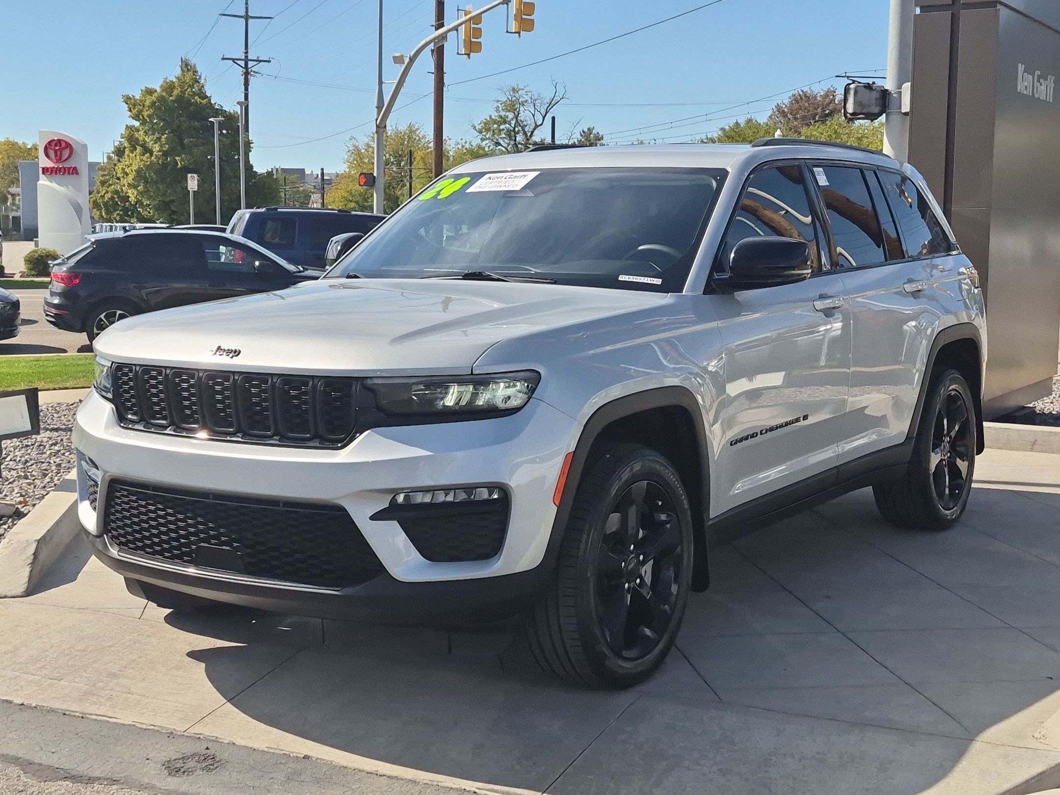 Used 2024 Jeep Grand Cherokee Limited w/ Black Appearance Package AWD/4WD image 10