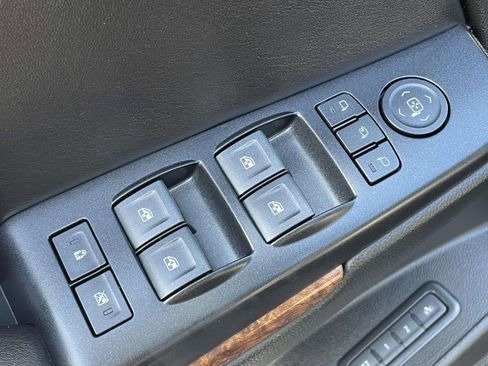 Used 2018 Chevrolet Suburban Premier image 24