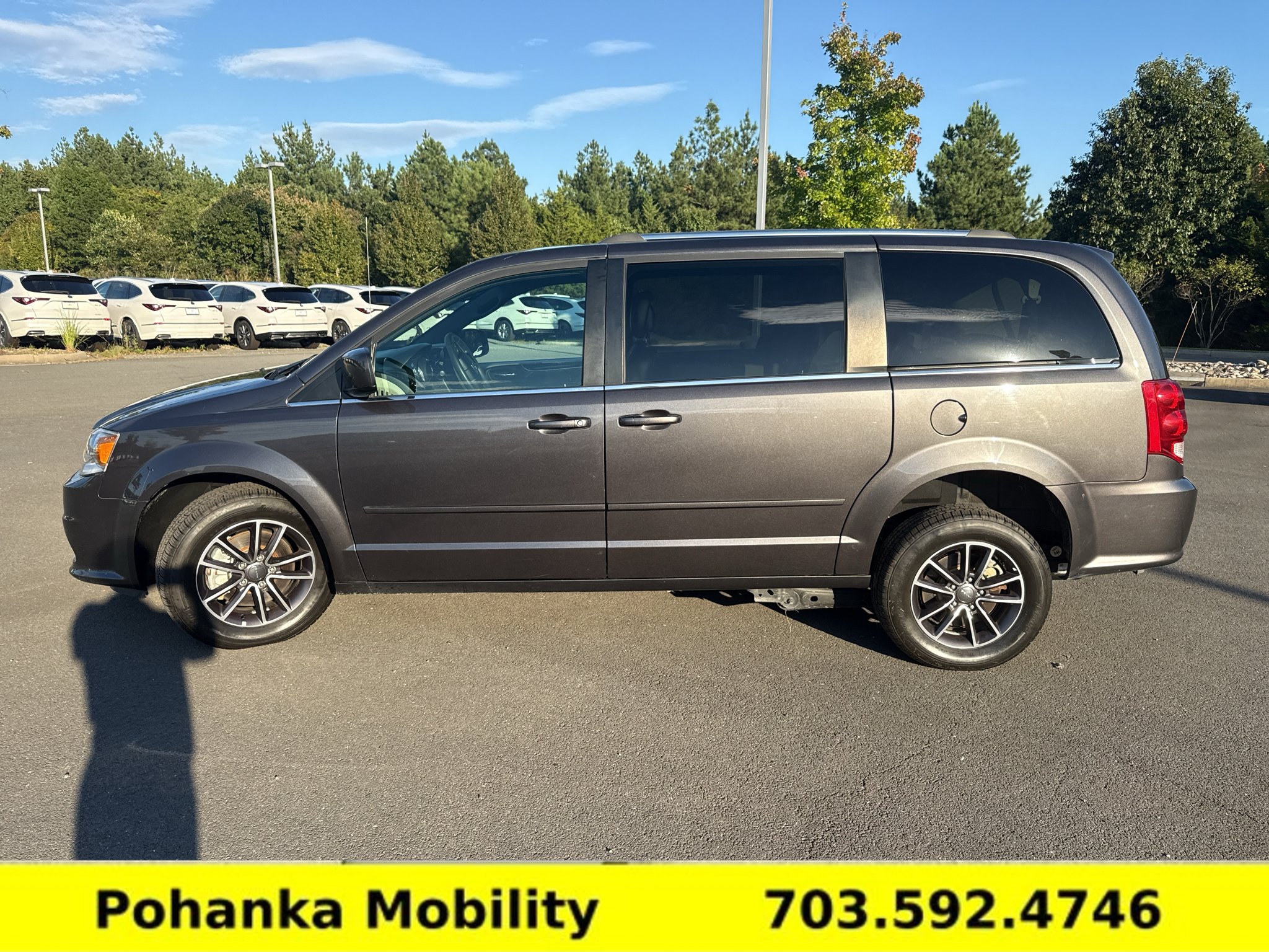 Used 2017 Dodge Grand Caravan SXT FWD image 2