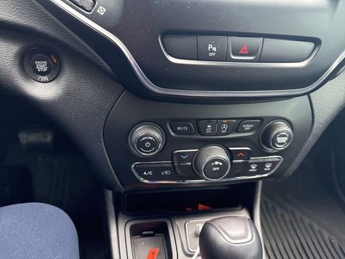 Used 2019 Jeep Cherokee Latitude Plus image 22