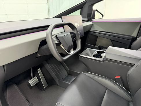 Used 2024 Tesla Cybertruck AWD Crew Cab image 13