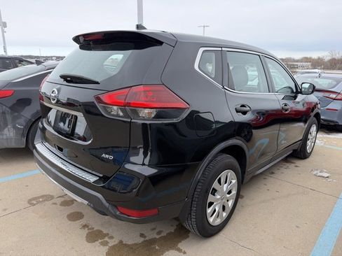 Used 2018 Nissan Rogue S image 2