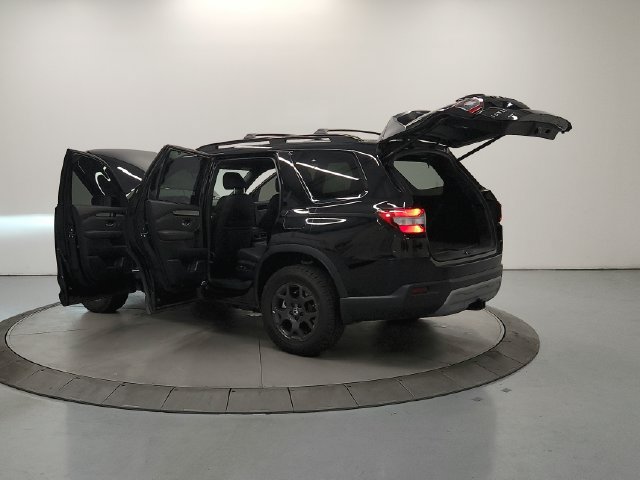 Used 2025 Honda Pilot TrailSport image 12