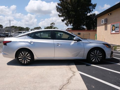 Used 2023 Nissan Altima 2.5 SV FWD image 7