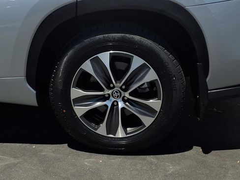 Used 2022 Toyota Highlander XLE FWD image 4