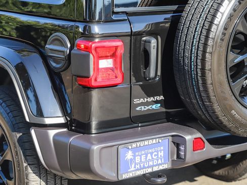 Used 2025 Jeep Wrangler Unlimited Sahara AWD/4WD image 5