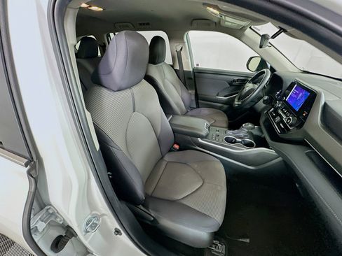 Used 2024 Toyota Highlander LE image 33