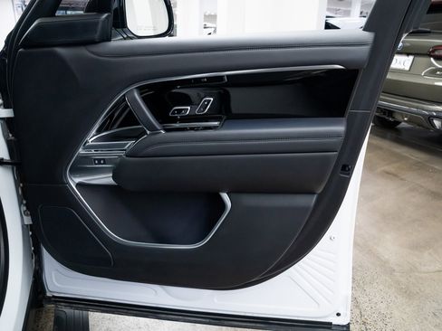 Used 2025 Land Rover Range Rover SE image 21