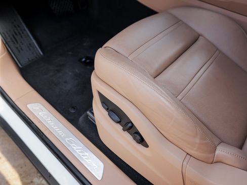 Certified 2022 Porsche Cayenne Platinum Edition image 14