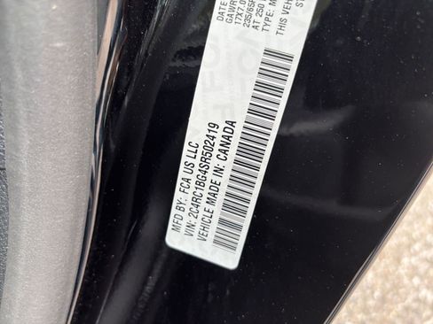 Used 2025 Chrysler Pacifica Select FWD image 32