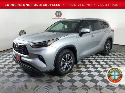 Used 2023 Toyota Highlander XLE AWD/4WD image 1