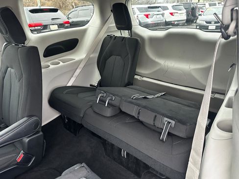 Used 2022 Chrysler Voyager LX image 17