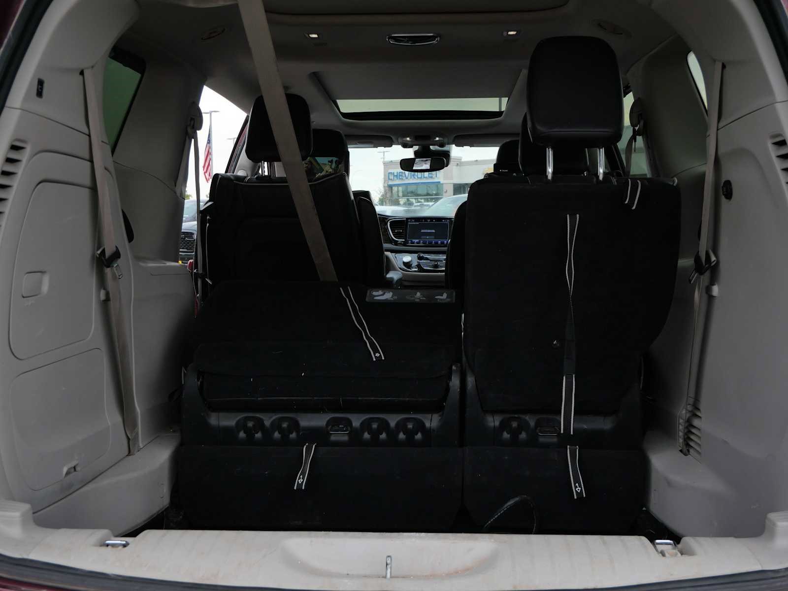 Used 2021 Chrysler Pacifica Limited w/ Uconnect Theater Family Group FWD image 19