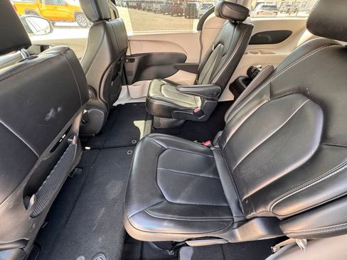 Used 2023 Chrysler Pacifica Touring-L image 9