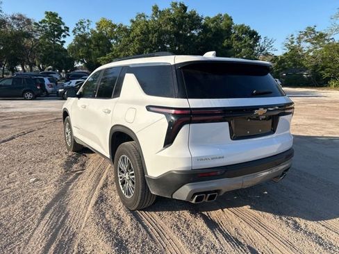 Used 2025 Chevrolet Traverse LT image 3