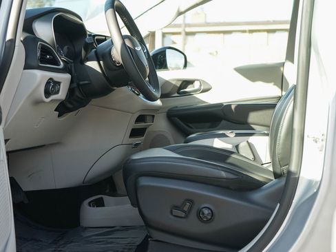 Used 2024 Chrysler Pacifica Touring-L image 13