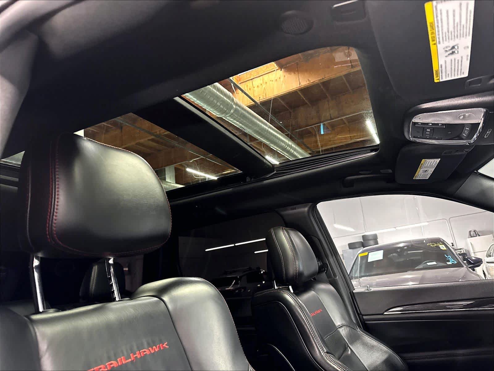 Used 2018 Jeep Grand Cherokee Trailhawk w/ Trailhawk Luxury Group AWD/4WD image 24