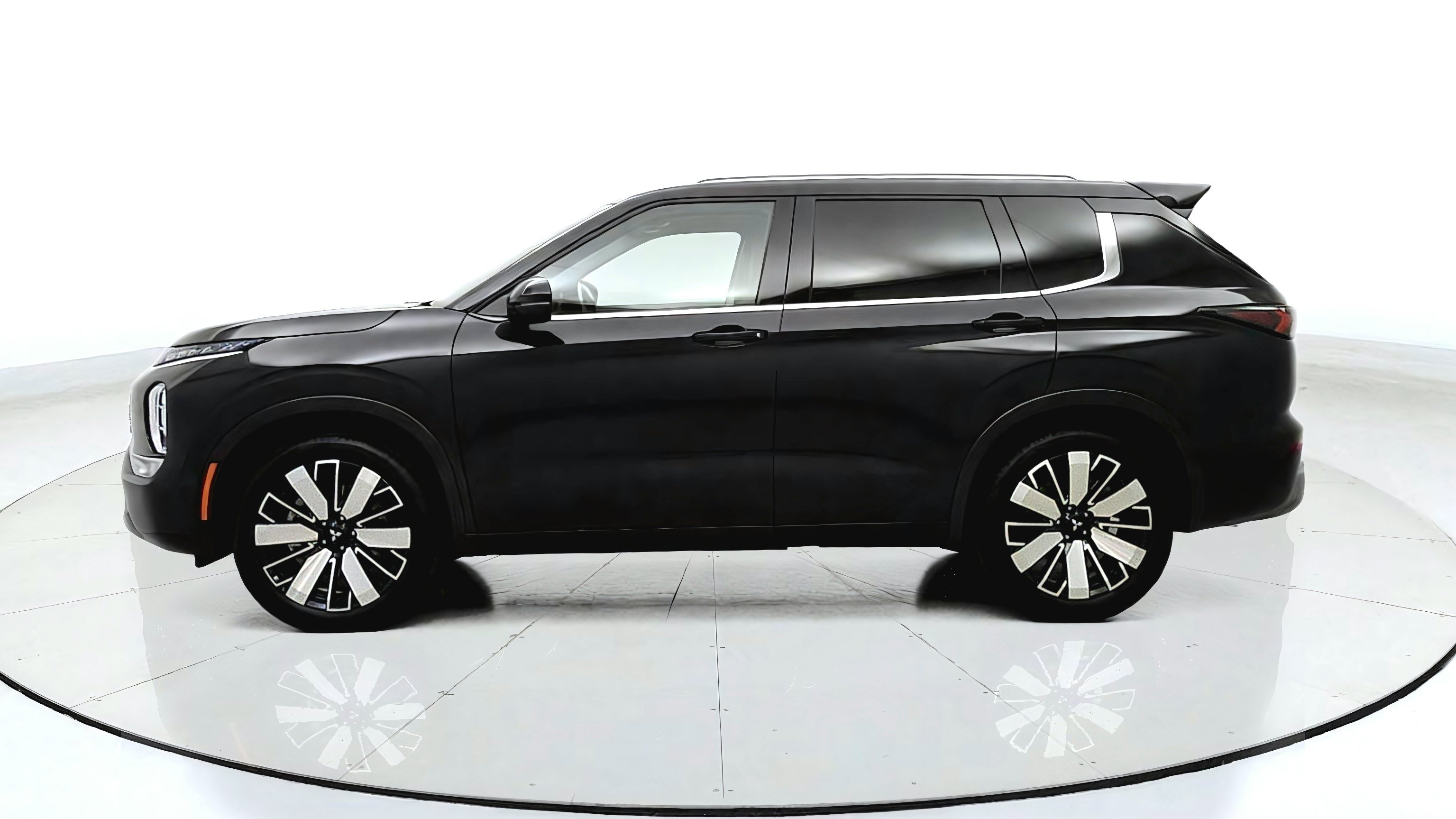Used 2025 Mitsubishi Outlander AWD image 4