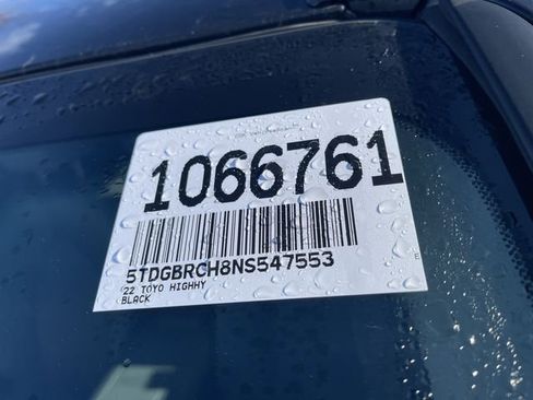 Used 2022 Toyota Highlander XLE AWD/4WD image 3