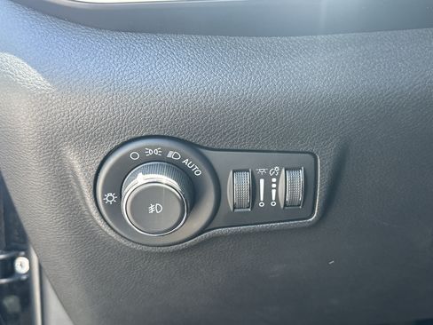 Used 2022 Jeep Compass Latitude FWD image 28