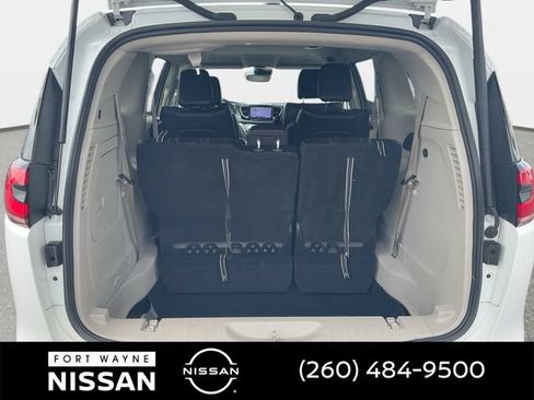 Used 2023 Chrysler Pacifica Touring-L FWD image 31