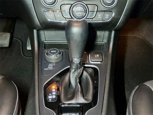 Used 2022 Jeep Cherokee Limited image 14