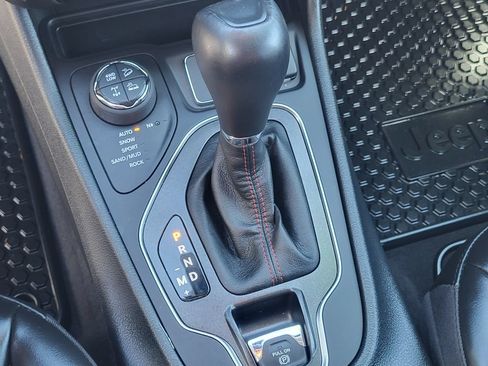 Used 2022 Jeep Cherokee Trailhawk AWD/4WD image 23