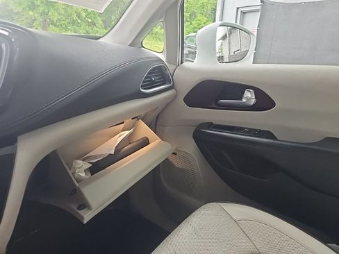 Used 2017 Chrysler Pacifica Limited FWD image 32